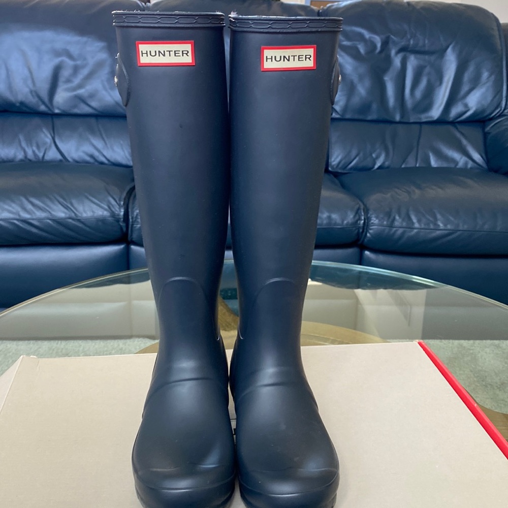Brand new tall navy matte original Hunter Boots woman’s size 5 new in box .